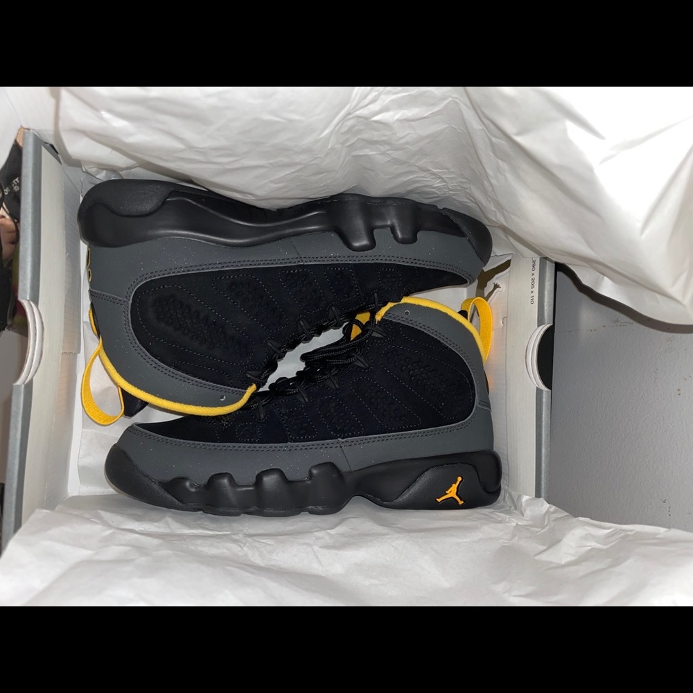 RETRO 9 UNIVERSITY GOLD